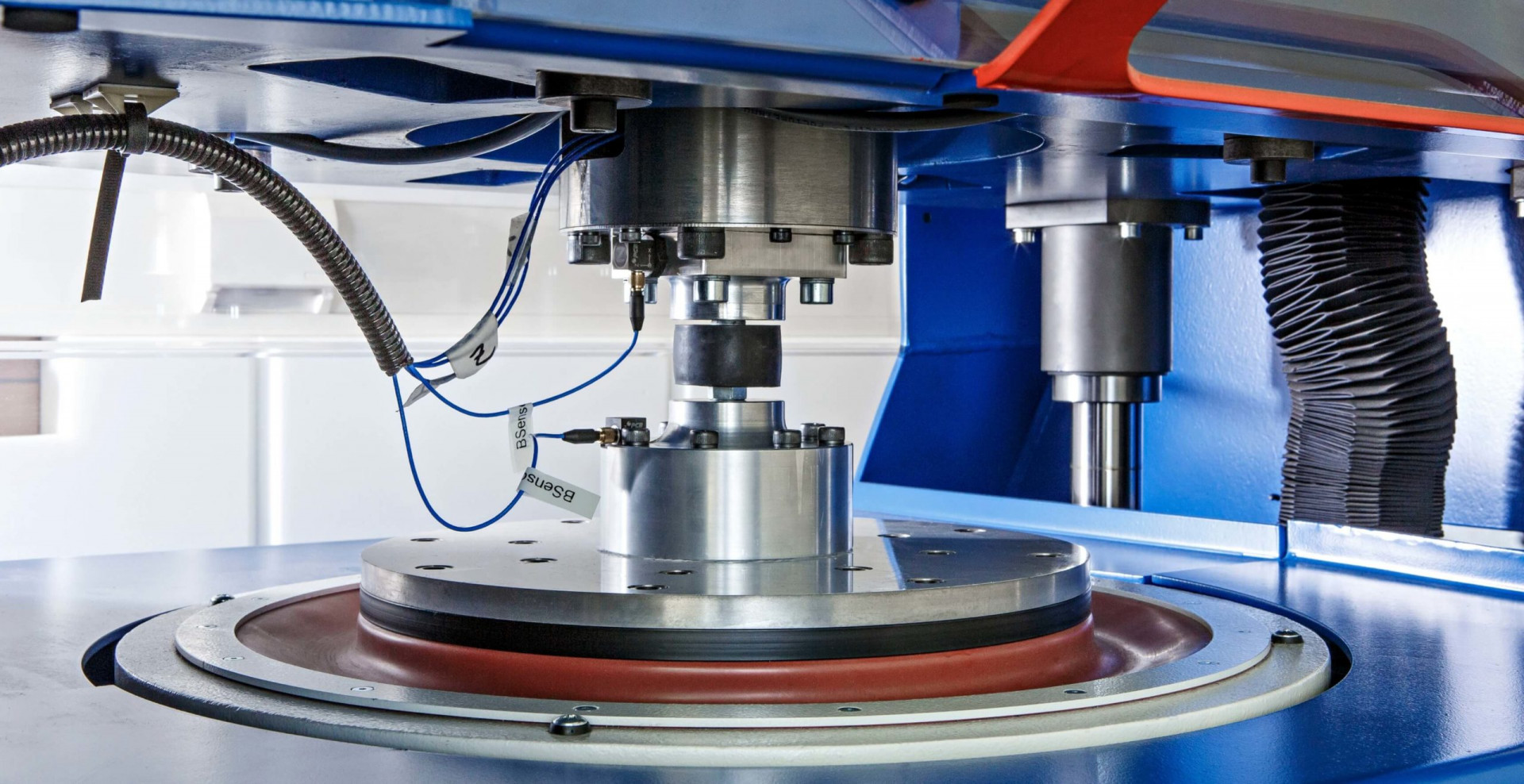 Hochdynamische Prüfmaschine Quelle:Fraunhofer LBF